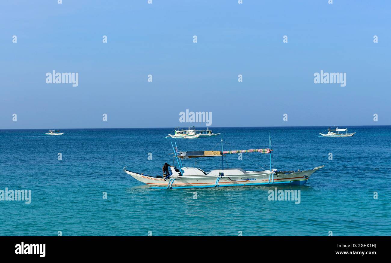 Bateaux amarrés dans l'eau en face de la plage Bulabog à Boracay, aux Philippines. Banque D'Images