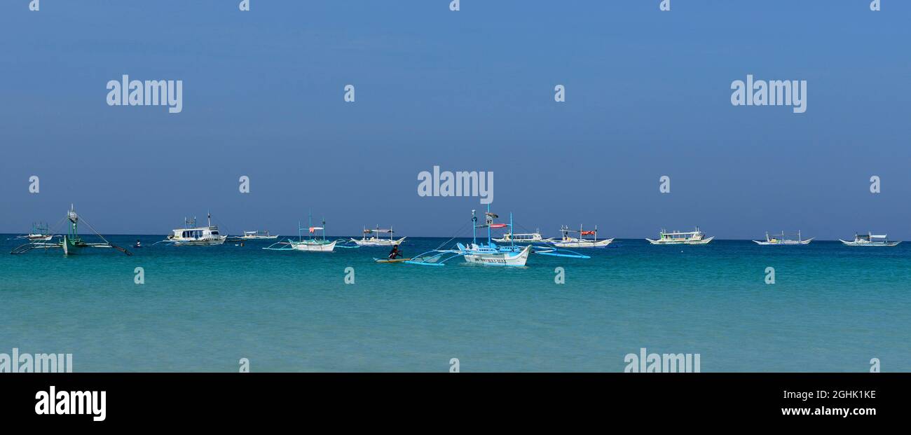 Bateaux amarrés dans l'eau en face de la plage Bulabog à Boracay, aux Philippines. Banque D'Images