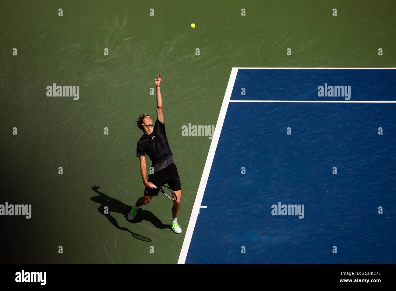 New York, États-Unis. 6 septembre 2021. Alexander Zverev, d'Allemagne, sert pendant le match des hommes célibataires de 16 contre Jannik sinner, d'Italie, de l'US Open 2021 à New York, aux États-Unis, le 6 septembre 2021. Credit: Michael Nagle/Xinhua/Alay Live News Banque D'Images