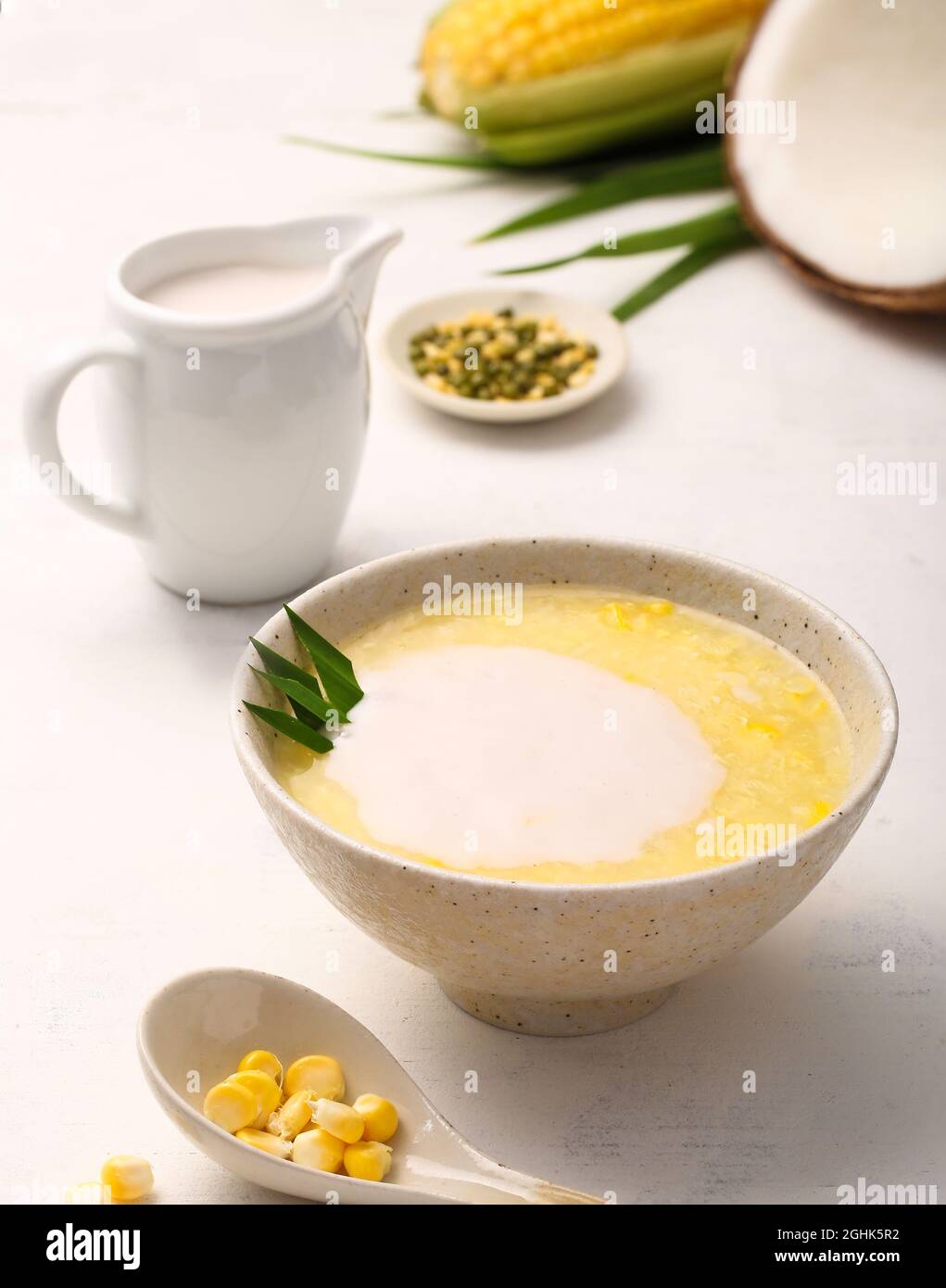 Soupe vietnamienne traditionnelle à base de gruau de maïs et de noix de coco Banque D'Images