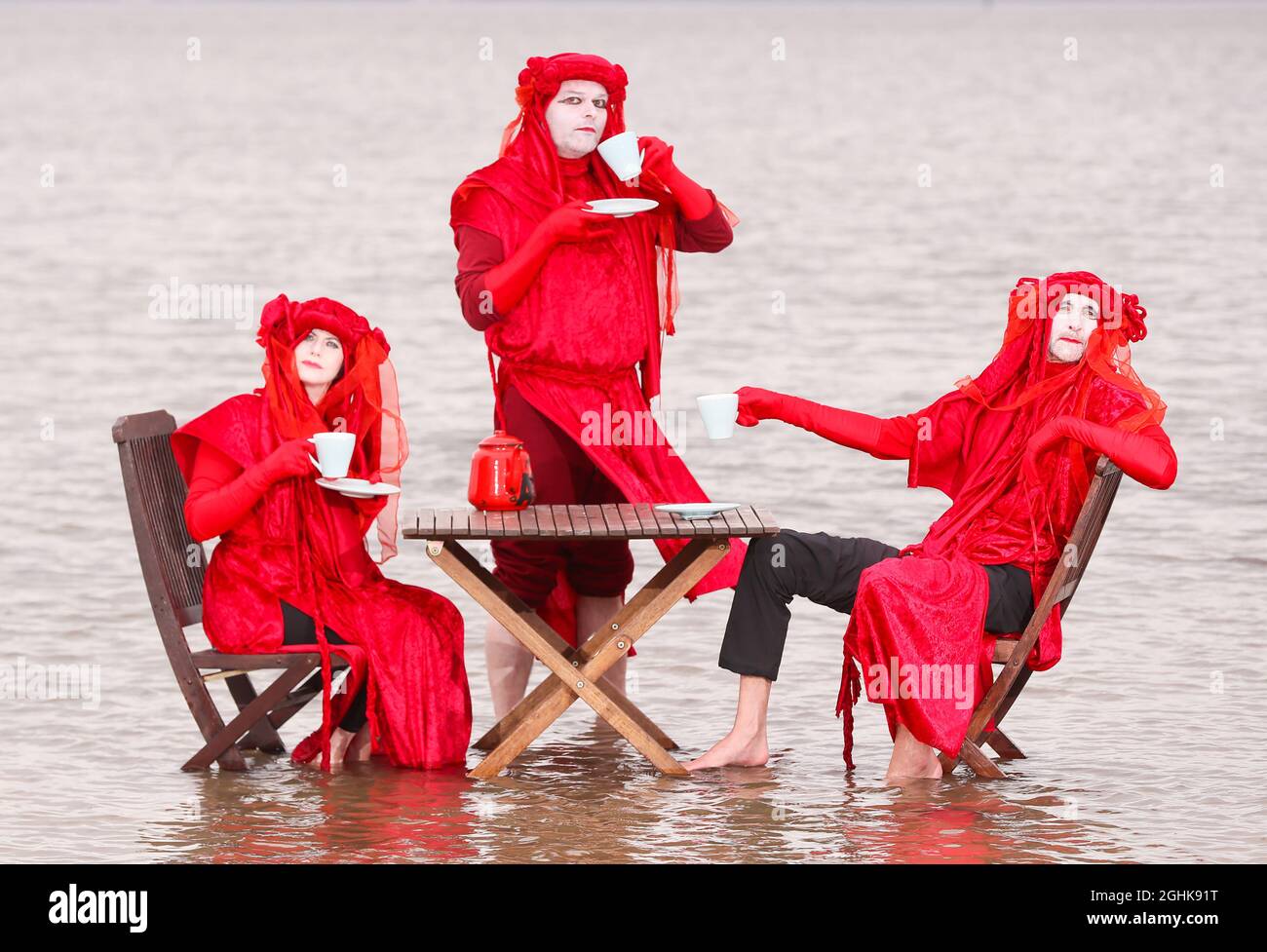 Extinction les rebelles rouges de la rébellion tiennent une manifestation Tea in the Sea à Belfast Lough à Seapark, Co. Down, en Irlande du Nord. Banque D'Images