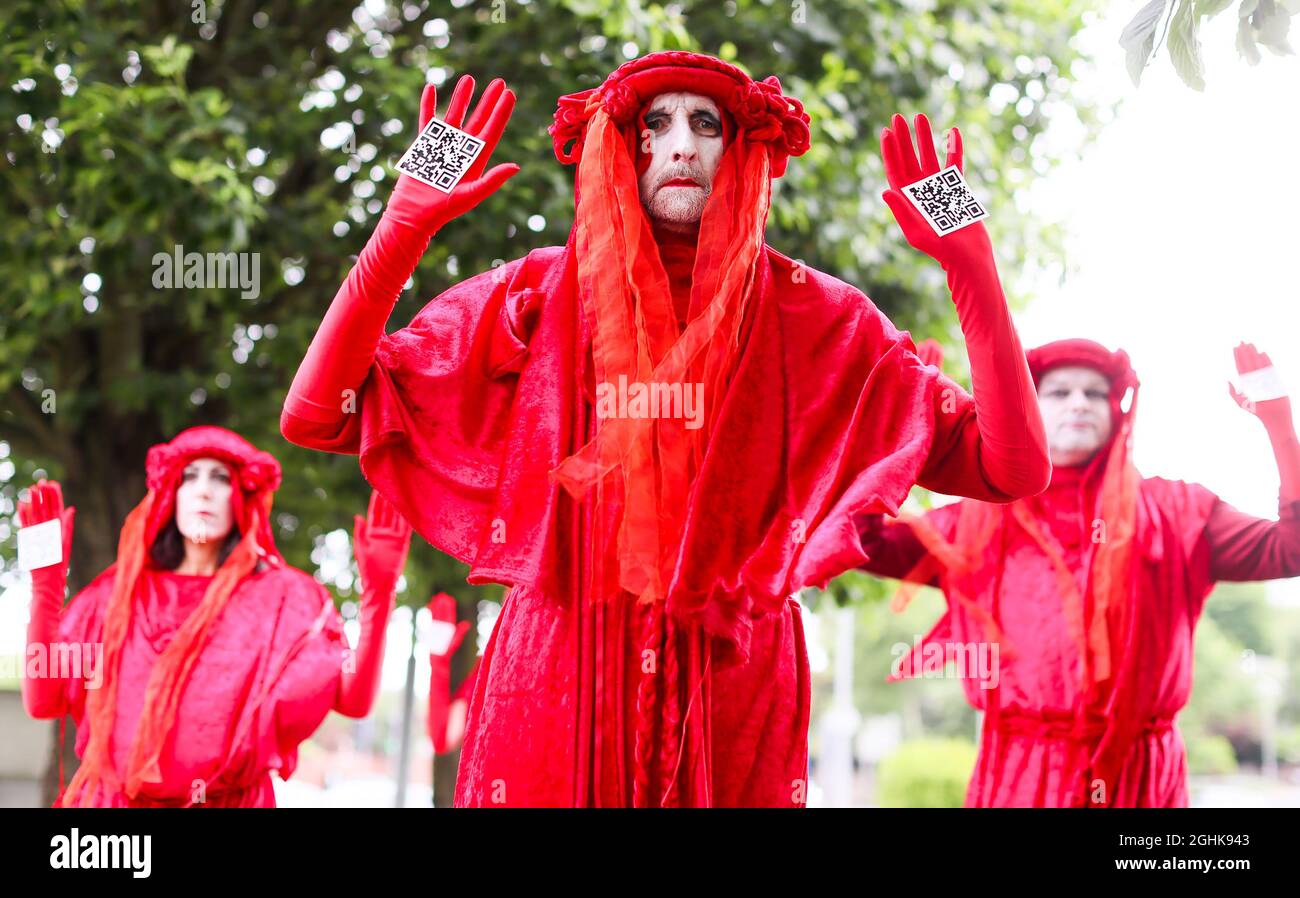 Extinction les rebelles rouges de la rébellion tiennent une manifestation Tea in the Sea à Belfast Lough à Seapark, Co. Down, en Irlande du Nord. Banque D'Images