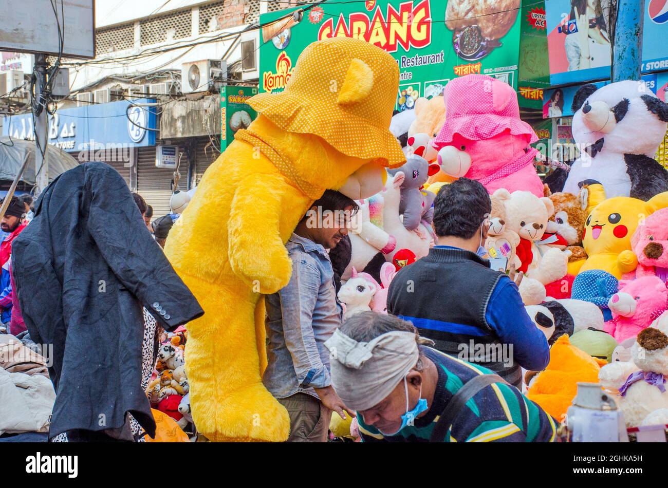 Un vendeur de teddybear dans le nouveau marché de Kolkata tente de vendre teddybear coloré. Banque D'Images