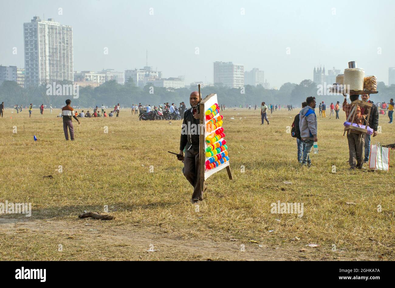 Photo de Kolkata Maidan lors d'un après-midi d'hiver paresseux. La photo montre les gens qui apprécient les vacances. Les fournisseurs attendent les clients. Banque D'Images