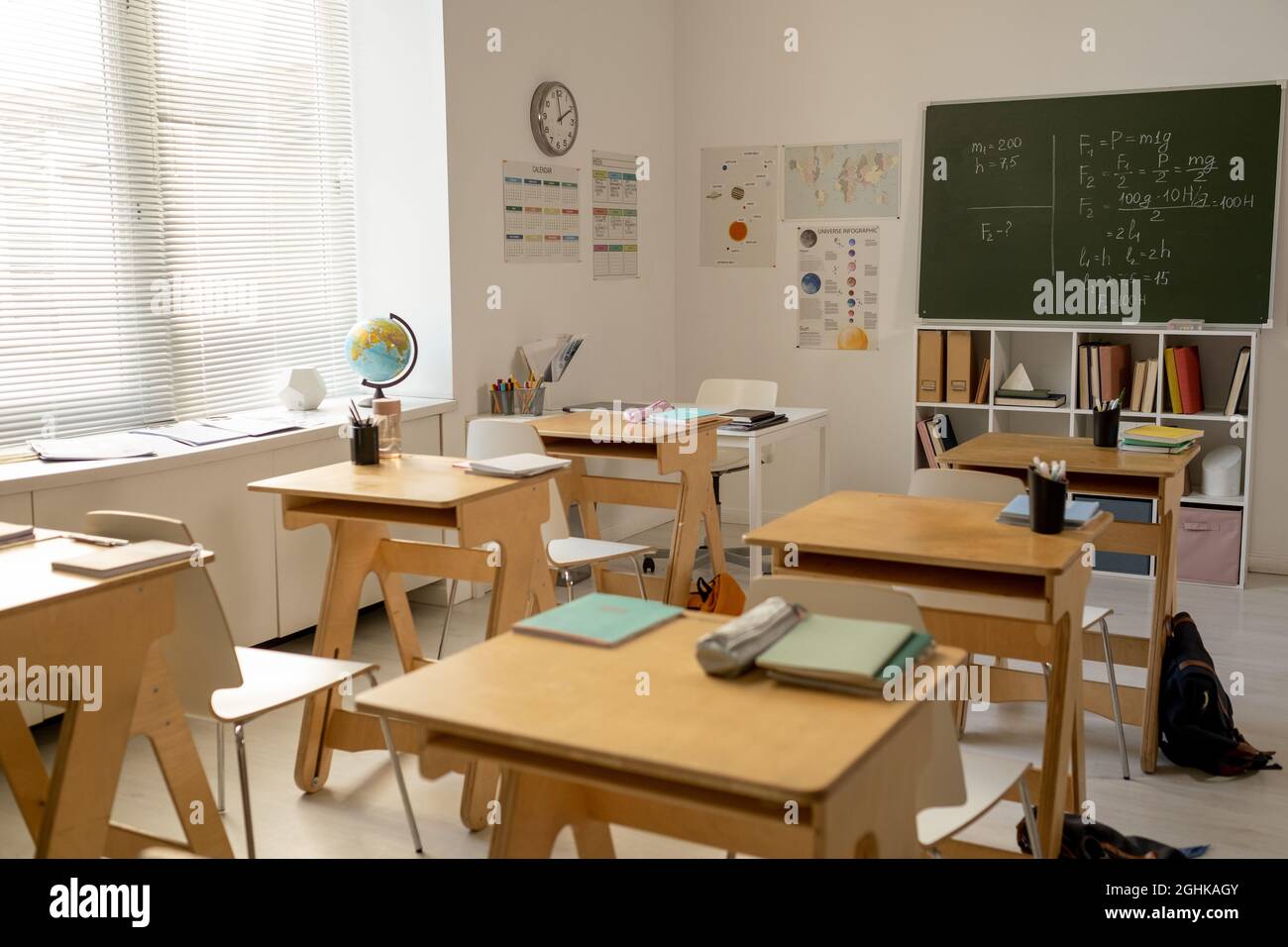 Grande salle de classe dans l'école contemporaine avec des rangées de bureaux et le lieu de travail de l'enseignant dans le coin Banque D'Images