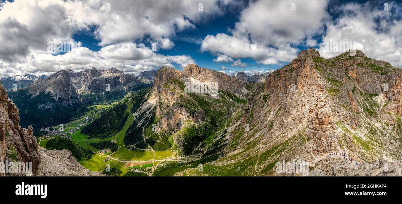 Paysage de la vallée d'Alta Badia vu de la montagne Sassongher avec des nuages dans le ciel Banque D'Images