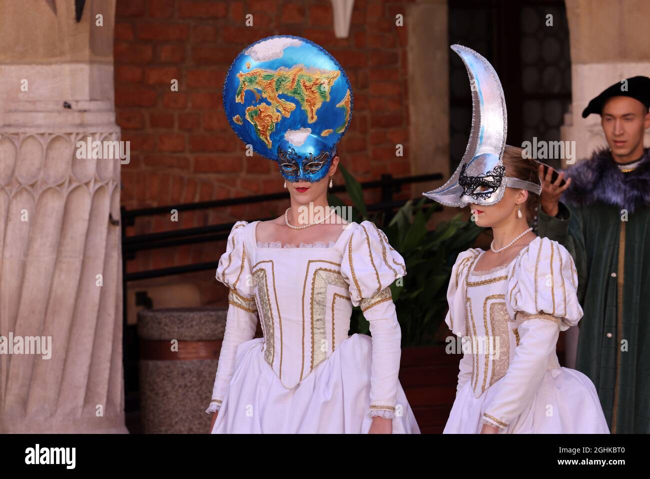 Cracovie, Pologne - 29 juillet 2021: Représentation - Harmonia Mundi interprétée par Cracovie Danza Ballet dans la cour du Collegium Maius de Jagiell Banque D'Images