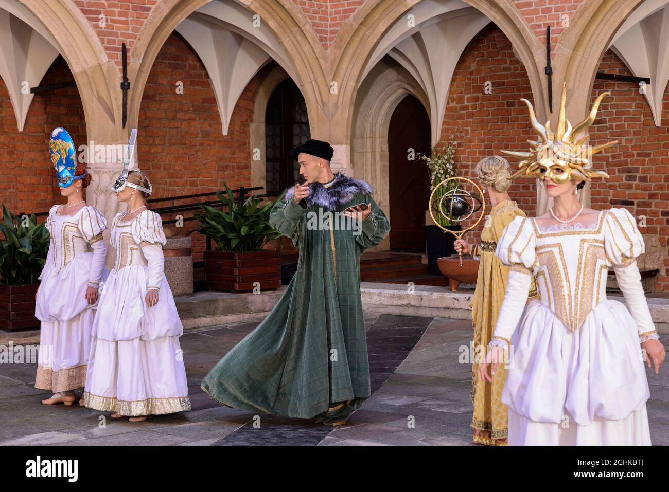 Cracovie, Pologne - 29 juillet 2021: Représentation - Harmonia Mundi interprétée par Cracovie Danza Ballet dans la cour du Collegium Maius de Jagiell Banque D'Images