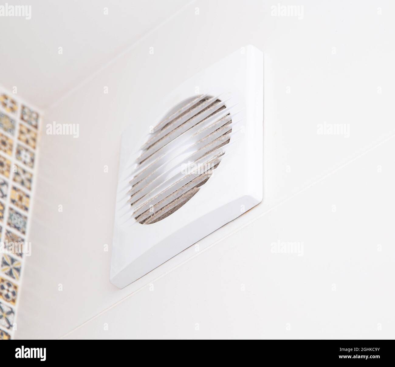 Ventilateur d'extraction moderne dans la salle de bains pour ventiler la  pièce des odeurs désagréables et de l'humidité Photo Stock - Alamy