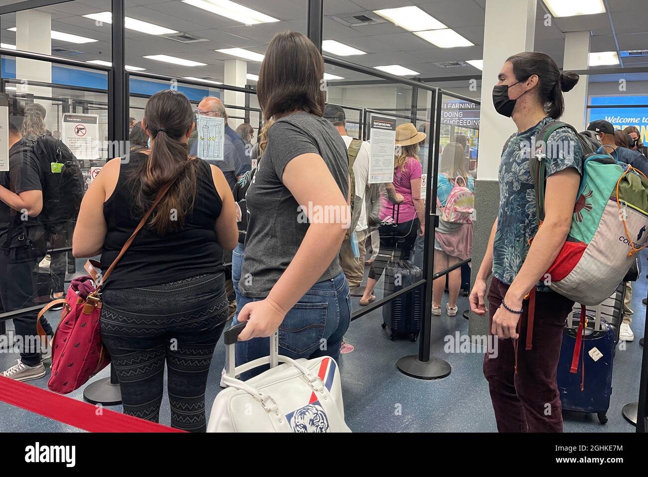 Les gens se trouvent sur la ligne de sécurité de la TSA à l'aéroport de Hollywood Burbank, le samedi 4 septembre 2021, à Burbank, Calif. Banque D'Images