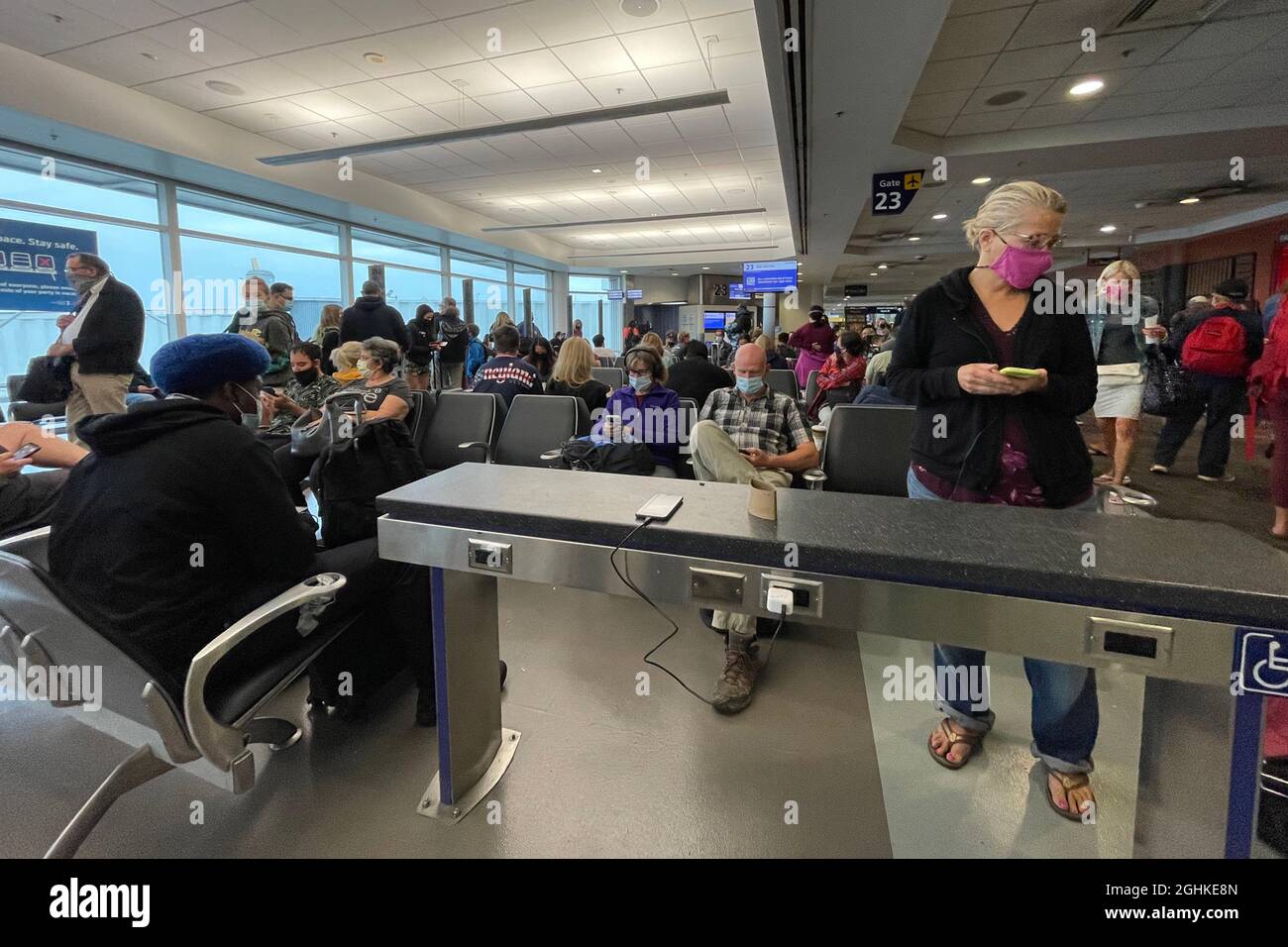 Les passagers attendent un vol de Southwest Airlines à la porte 23 du terminal 2 de l'aéroport international d'Oakland, le samedi 4 septembre 2021, à Oakland, Cali Banque D'Images