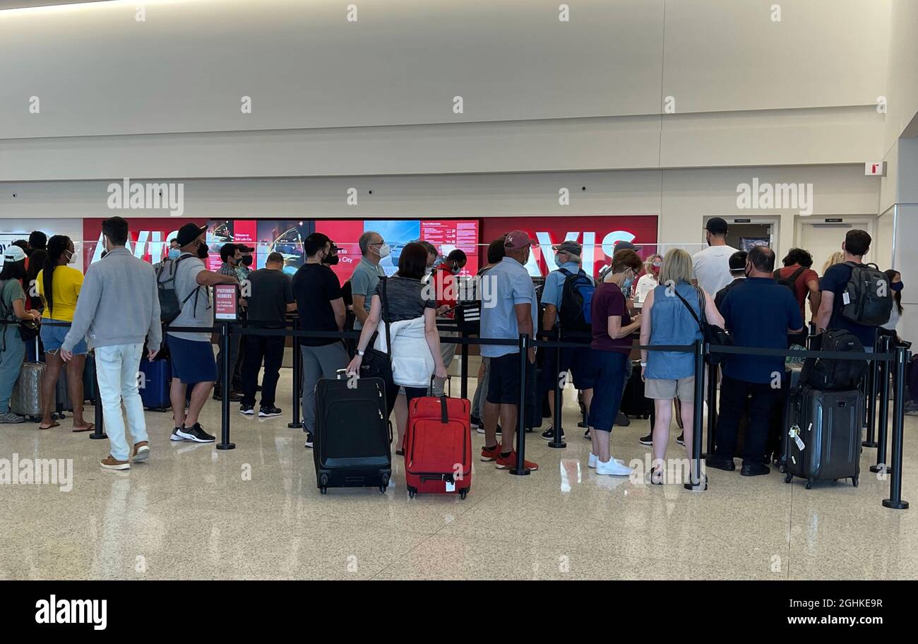 Les gens font la queue au comptoir Avis du centre de location de voitures de l'aéroport international de Salt Lake City, dans le cadre de la pandémie mondiale de coronavirus COVID-19, S. Banque D'Images