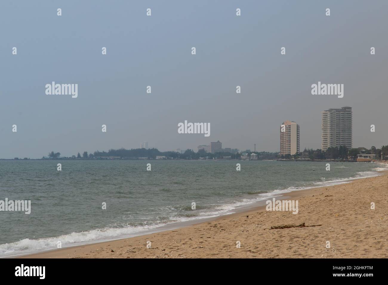 La vue sur la plage de Cha am en tropical par une journée ensoleillée. Vacances, vacances d'été à la plage, pas de focus, plus précisément. Banque D'Images