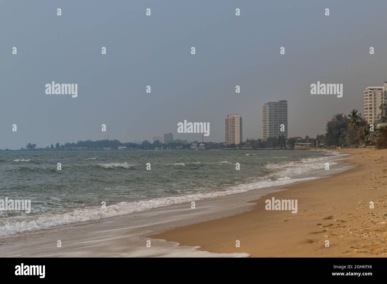 La vue sur la plage de Cha am en tropical par une journée ensoleillée. Vacances, vacances d'été à la plage, pas de focus, plus précisément. Banque D'Images