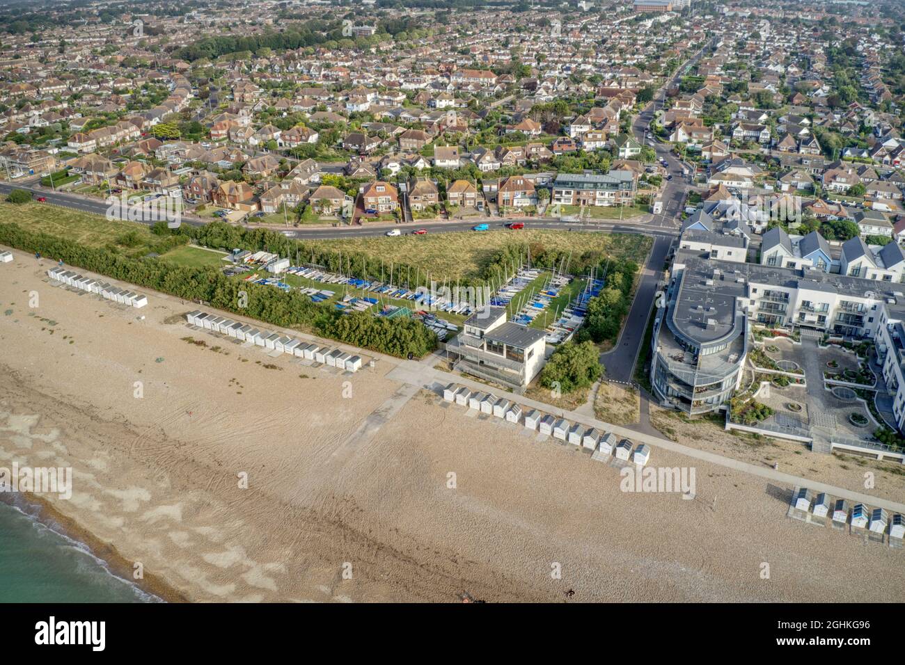 Vue aérienne de Goring by Sea Beach bordée de cabanes de plage en face