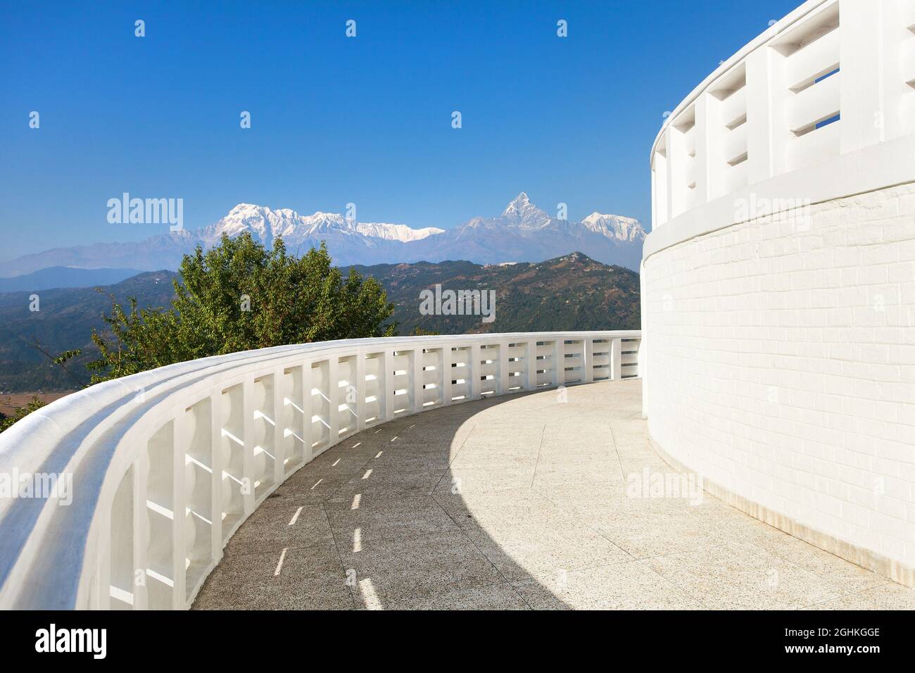 Vue sur Annapurna depuis la pagode de la paix mondiale ou stupa près de la ville de Pokhara, chaîne du Mont Annapurna, montagnes du Népal Himalaya, vue panoramique Banque D'Images