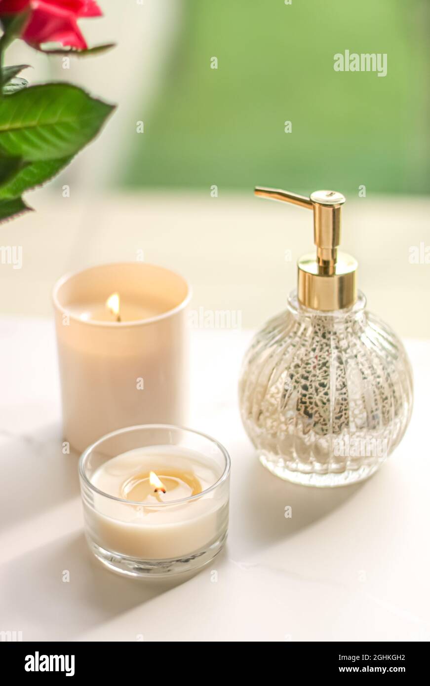 Bougies parfumées collection comme arrière-plan spa de luxe et salle de  bains décoration maison, bougie d'arôme biologique pour l'aromathérapie et  l'atmosphère détendue, beauté et Photo Stock - Alamy