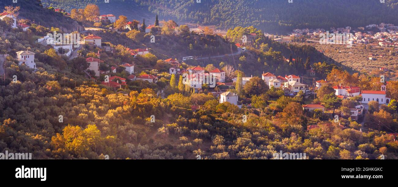 Village de montagne Portaria vue aérienne sur la bannière du coucher du soleil, Pilio, Mont Pélion, Grèce Banque D'Images