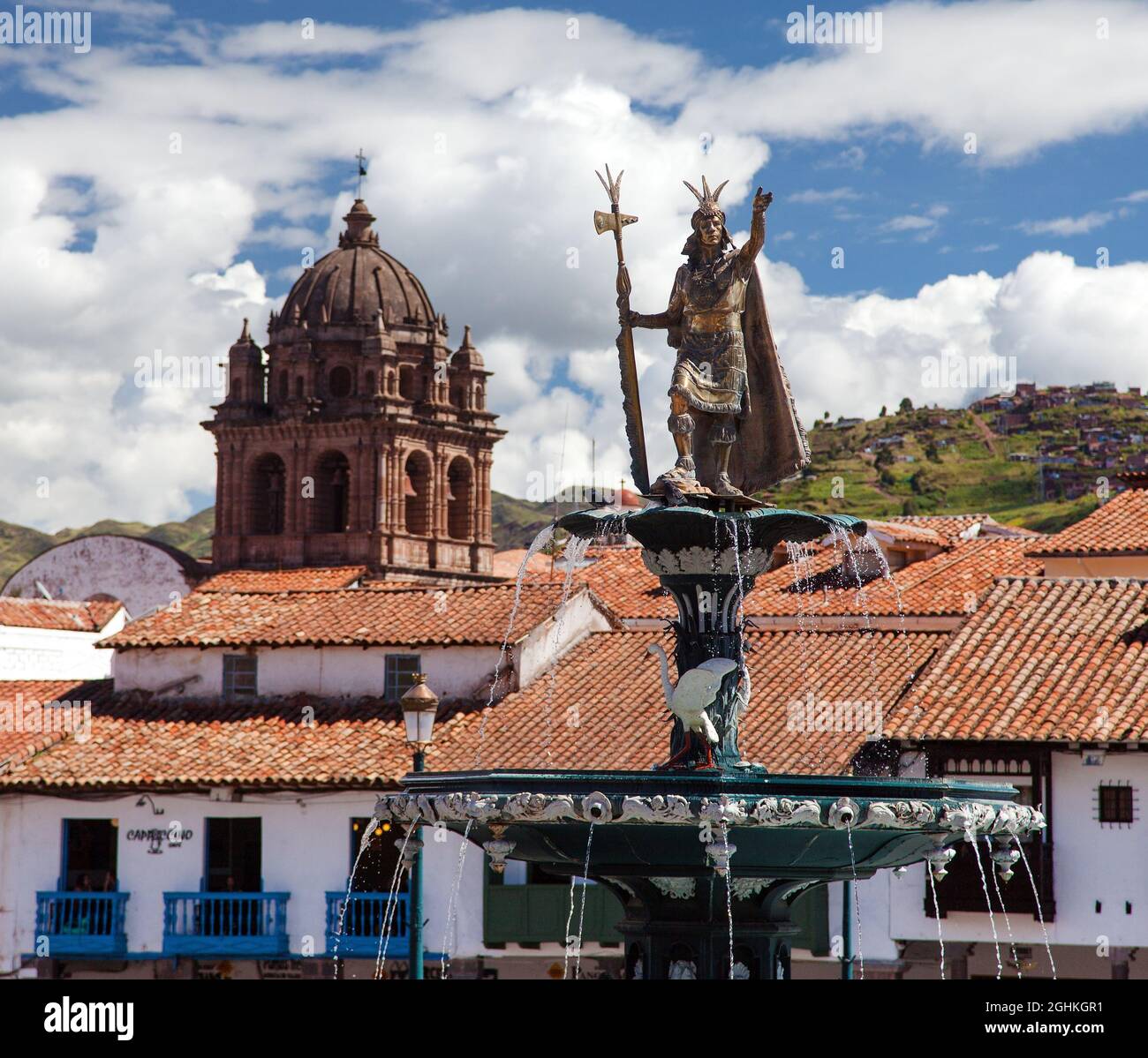 Statue de l'Inca Pachacutec sur la fontaine et église catholique sur la Plaza de Armas, Cusco ou Cuzco ville, Pérou Banque D'Images