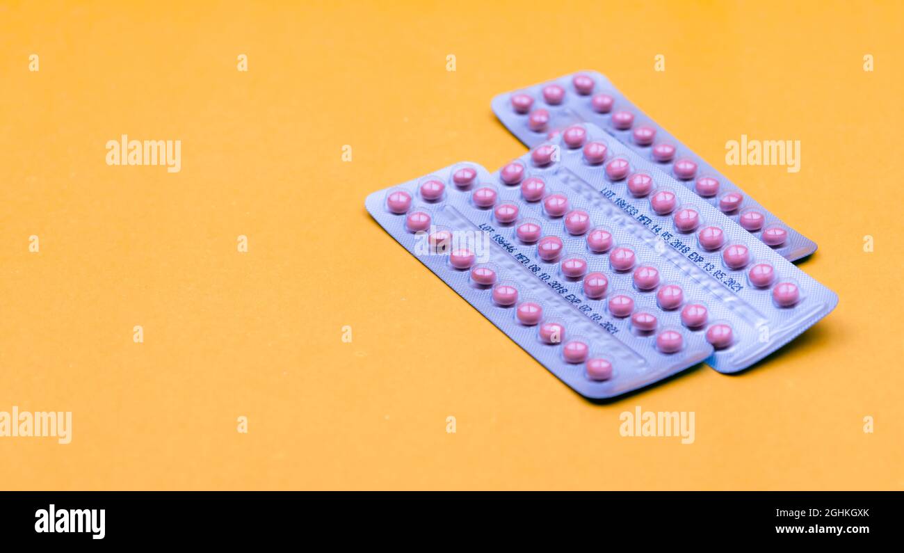 Blister de pilules contraceptives sur fond jaune. Pilules d'hormone pour le traitement de l'acné d'hormone. Pilules contraceptives. Œstrogène et progestérone Banque D'Images