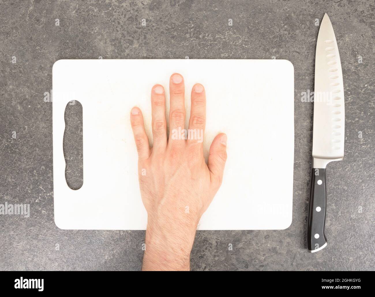 Coupe des doigts avec un couteau - préparation - isolé blanc Banque D'Images