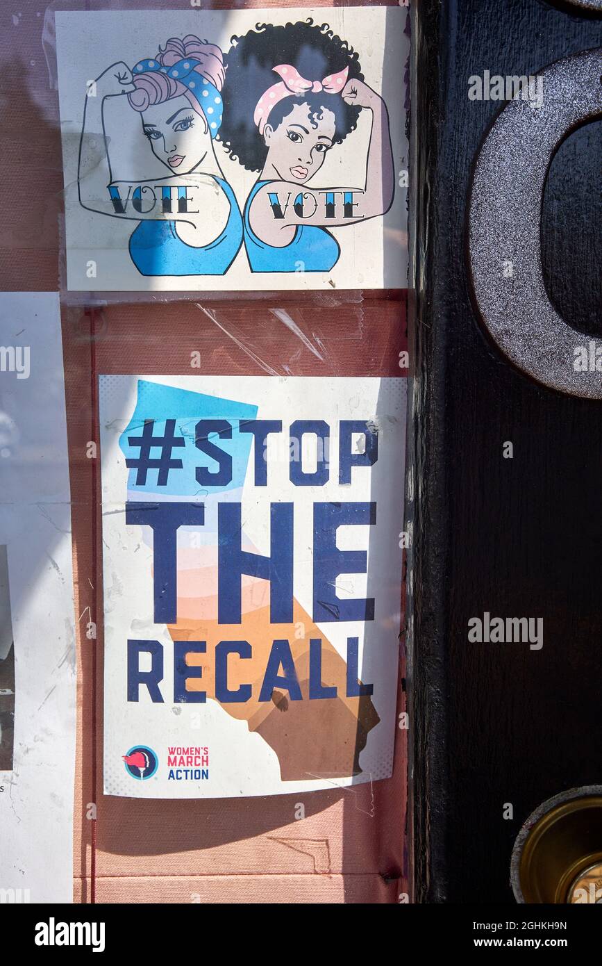 Illustration de deux femmes fléchissant les muscles, vote écrit sur leurs bras, autocollant ARRÊTER LE RAPPEL à Santa Rosa, Californie. Banque D'Images