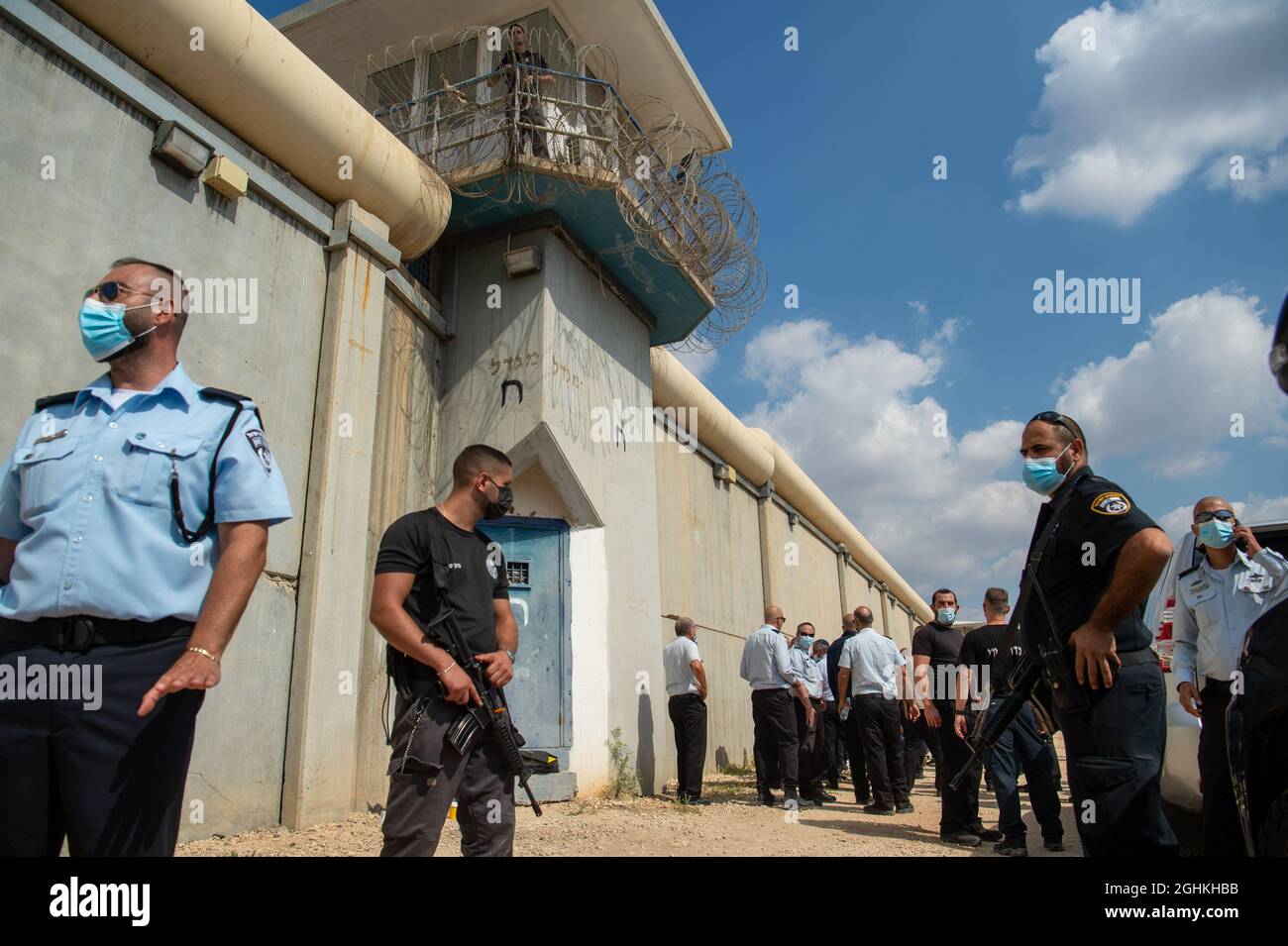 (210907) -- JÉRUSALEM, 7 septembre 2021 (Xinhua) -- des membres de la police israélienne, Division de l'identification et des sciences judiciaires, recherchent des preuves dans un champ près de la prison de Gilboa, dans le nord d'Israël, 6 septembre 2021. Six prisonniers palestiniens se sont échappés d'une prison en Israël lundi, ce qui a provoqué une chasse à l'homme massive, a déclaré les autorités israéliennes. (Photo par Gil Eliyahu/JINI via Xinhua ) Banque D'Images