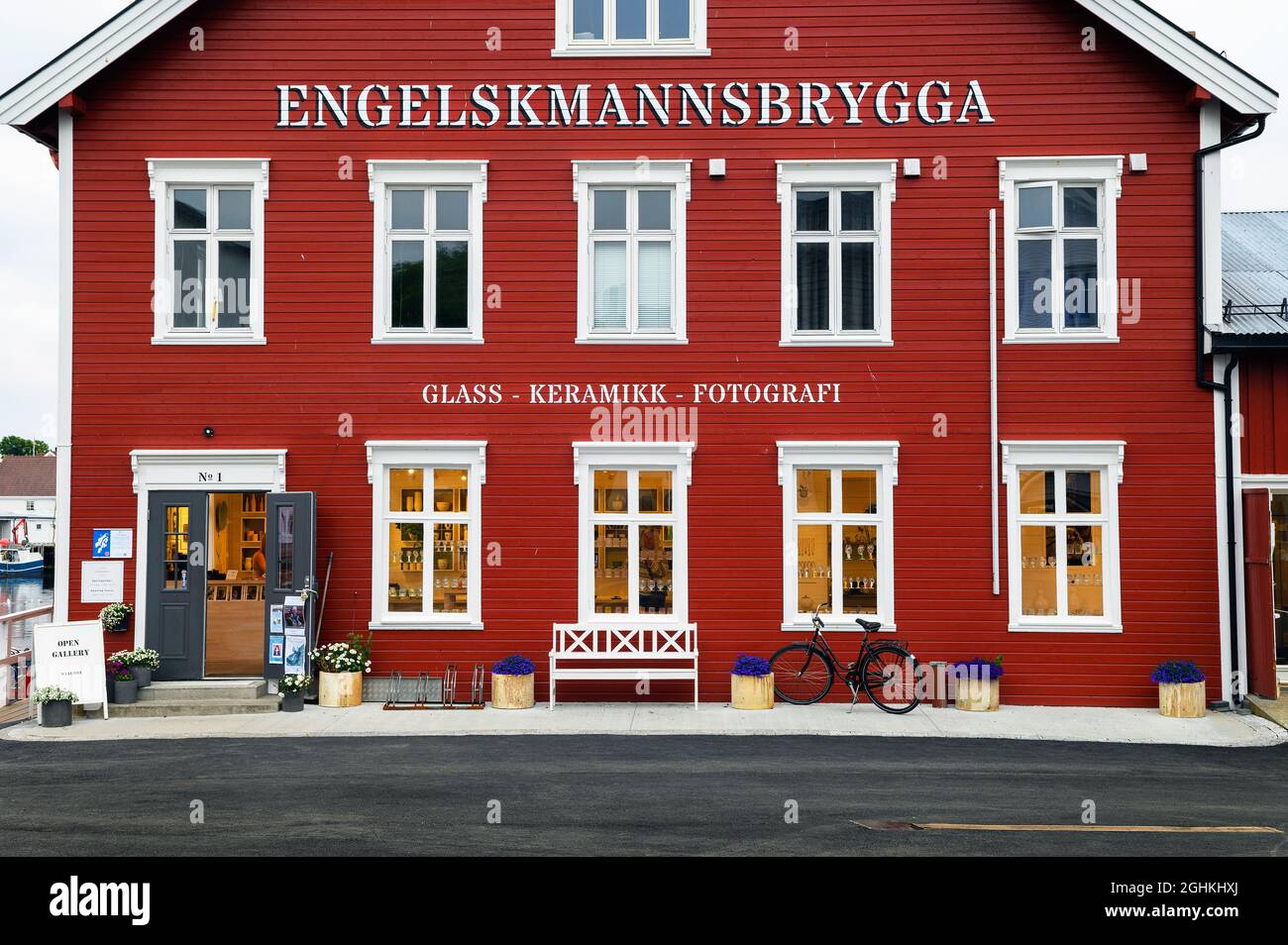 Façade rouge d'une boutique de souvenirs avec banc blanc dans les îles Lofoten, Norvège Banque D'Images