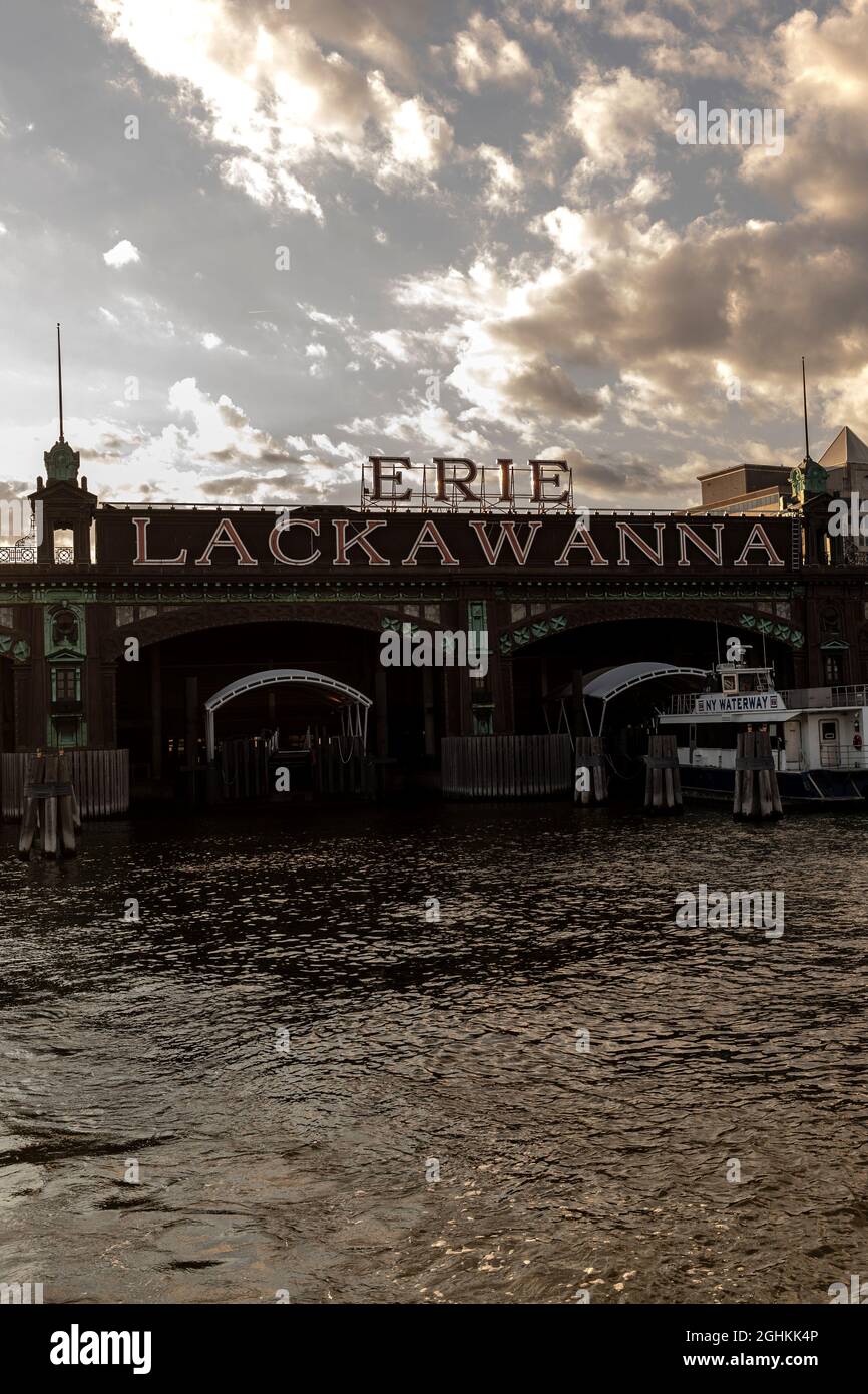 Hoboken, NJ, États-Unis. 6 septembre 2021. Vue sur le terminal Erie Lackawanna depuis la rivière Hudson. Crédit : Steve Mack/Alamy Banque D'Images