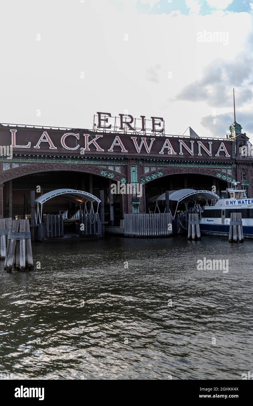 Hoboken, NJ, États-Unis. 6 septembre 2021. Vue sur le terminal Erie Lackawanna depuis la rivière Hudson. Crédit : Steve Mack/Alamy Banque D'Images