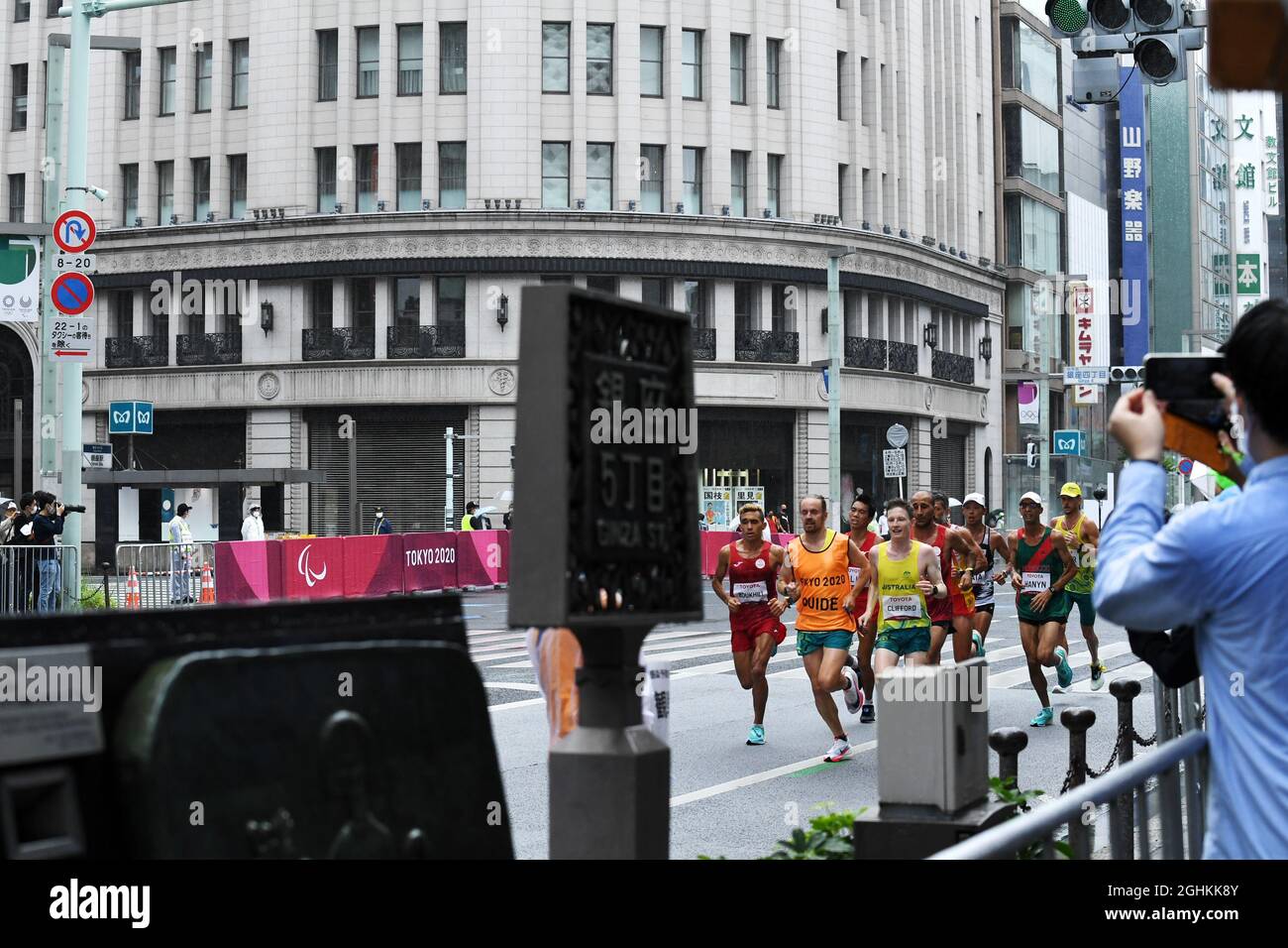 Tokyo, Japon. 5 septembre 2021. Les coureurs passent par le Marathon de Ginza : pendant les Jeux paralympiques de Tokyo de 2020 à Tokyo, au Japon . Credit: SportsPressJP/AFLO/Alay Live News Banque D'Images