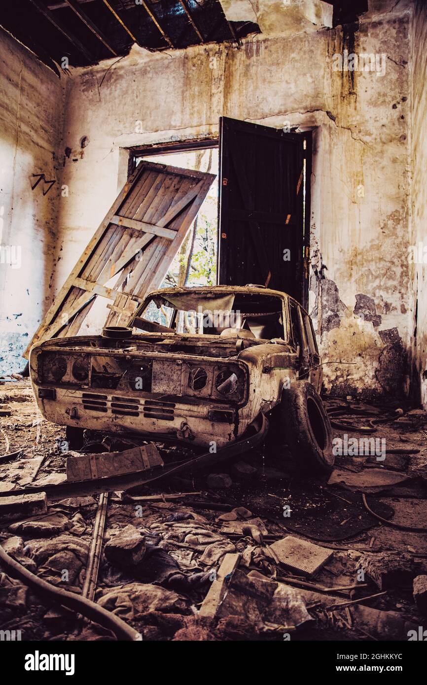 Garage avec voiture rouillée et abandonnée et textures en bois Banque D'Images