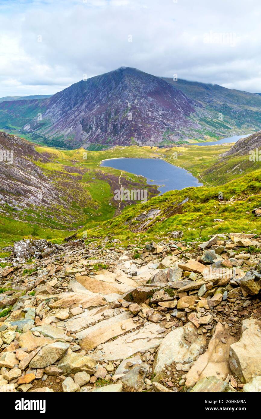 Lac Llyn Idwal le long de la piste jusqu'au sommet de Glyder Fawr et à la montagne de Pen yr Ole Wen, MCG Idwal, parc national de Snowdonia, pays de Galles, Royaume-Uni Banque D'Images