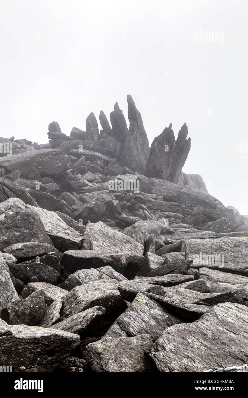 Blocs de rochers pointus et saillants près du sommet de la montagne Glyder Fawr, MCG Idwal, Snowdonia, pays de Galles, Royaume-Uni Banque D'Images
