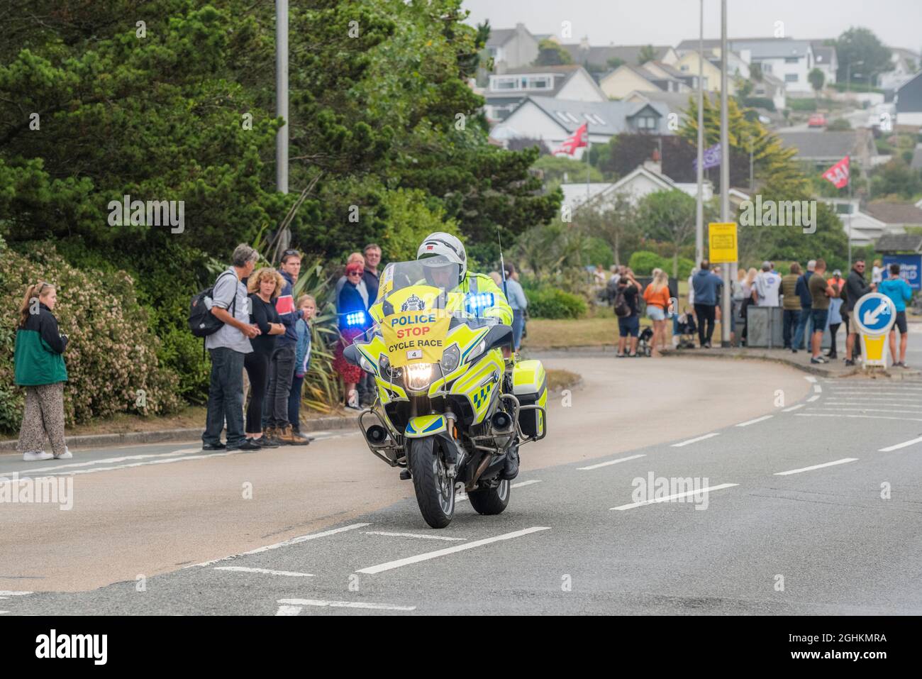 Un motocycliste de patrouille polique qui se rendit à Newquay, dans les Cornouailles, au cours de l'étape d'ouverture de l'emblématique Tour de Grande-Bretagne 2021, connu sous le nom de Grand départ. Banque D'Images