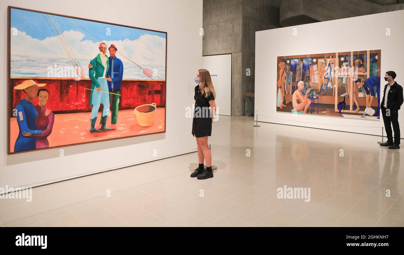 Hayward Gallery, Londres, Royaume-Uni. 07septembre 2021. Les assistants posent avec Lubaina Himid, le capitaine et le compagnon (2017-2018, à gauche) et Lisa Brice, Smoke and Mirrors (2020, à droite). Le mélange de la peinture aujourd'hui à la Hayward Gallery est une exposition de groupe qui souligne l'émergence du Royaume-Uni en tant que centre international vital de la peinture contemporaine. Il rassemble 31 peintres contemporains dont le travail s'inspire librement de sources d'images, de techniques et de traditions variées. Il sera du 9 septembre au 12 décembre crédit: Imagetraceur/Alamy Live News Banque D'Images