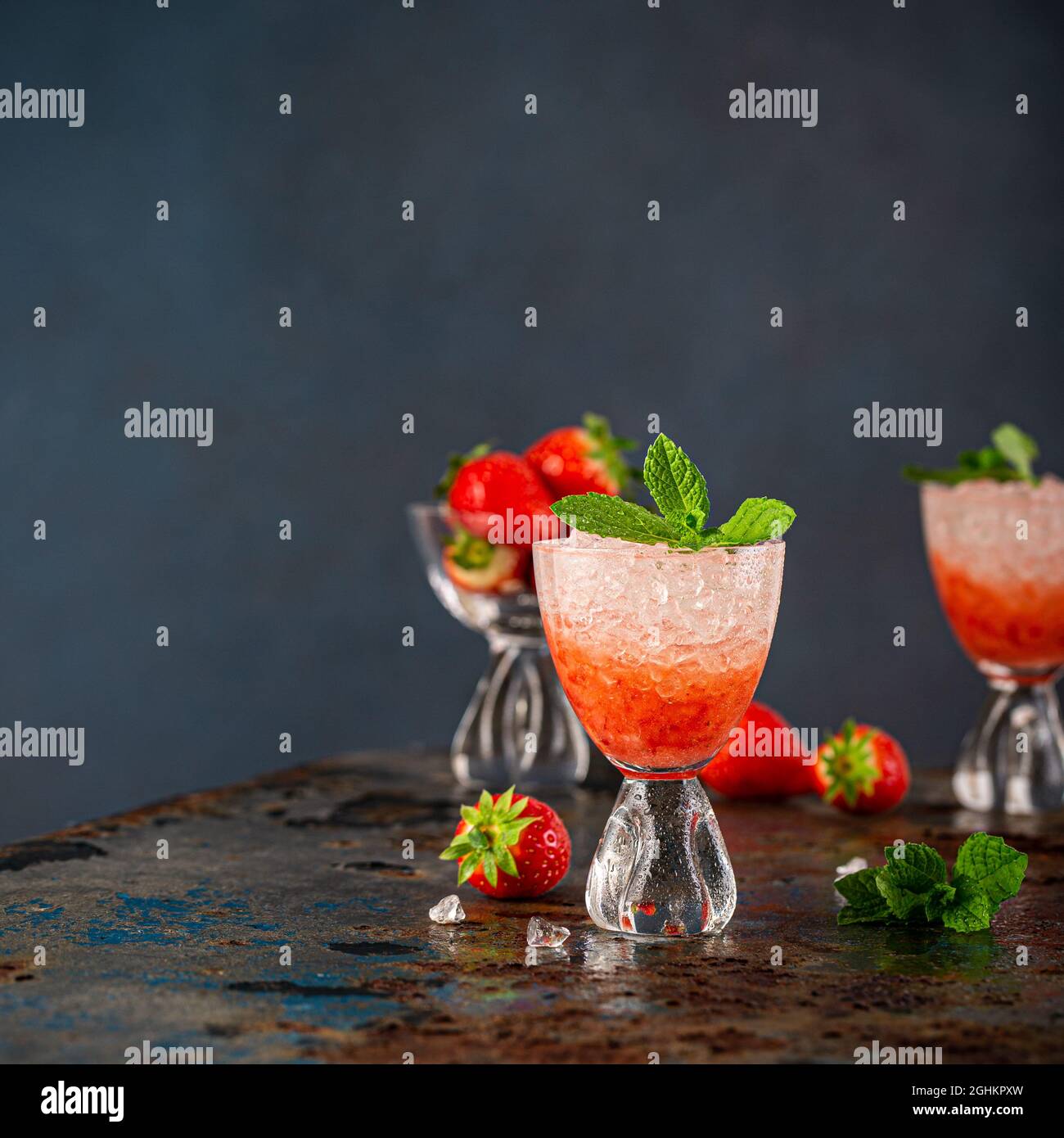 Cocktail frais avec glace pilée, fraise et menthe Banque D'Images