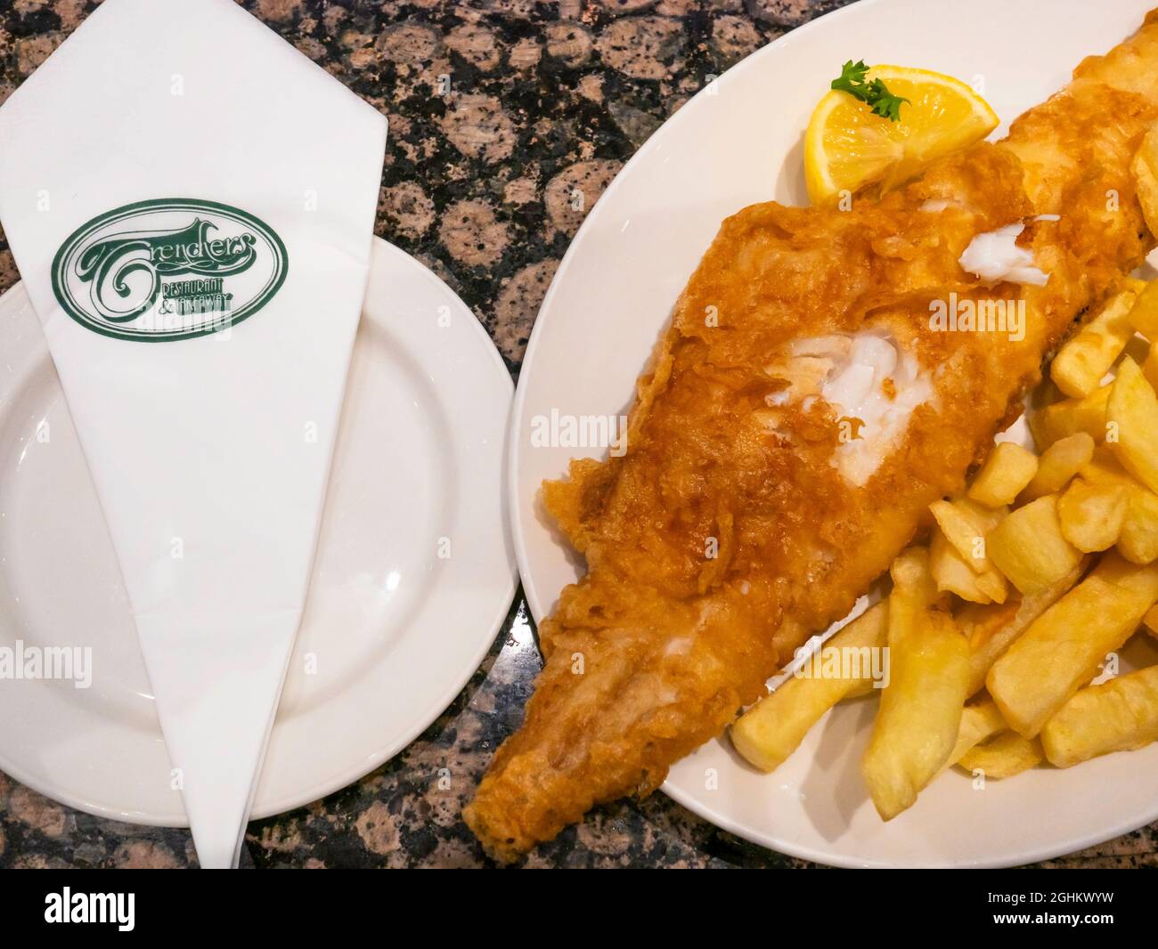 Excellents poissons et chips au célèbre Trenchers Cafe de Whitby Banque D'Images
