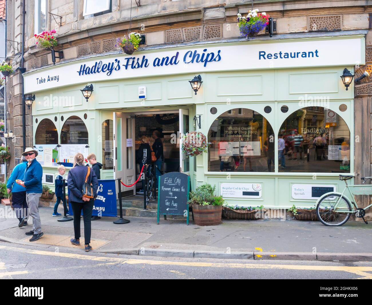 Hadley's Fish and Chip restaurant et à emporter Bridge Street Whitby England 2021 Banque D'Images