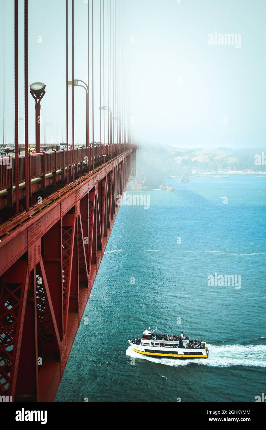 Le pont du Golden Gate à San Francisco est un pont à la mode avec un bateau marin passant sous Banque D'Images