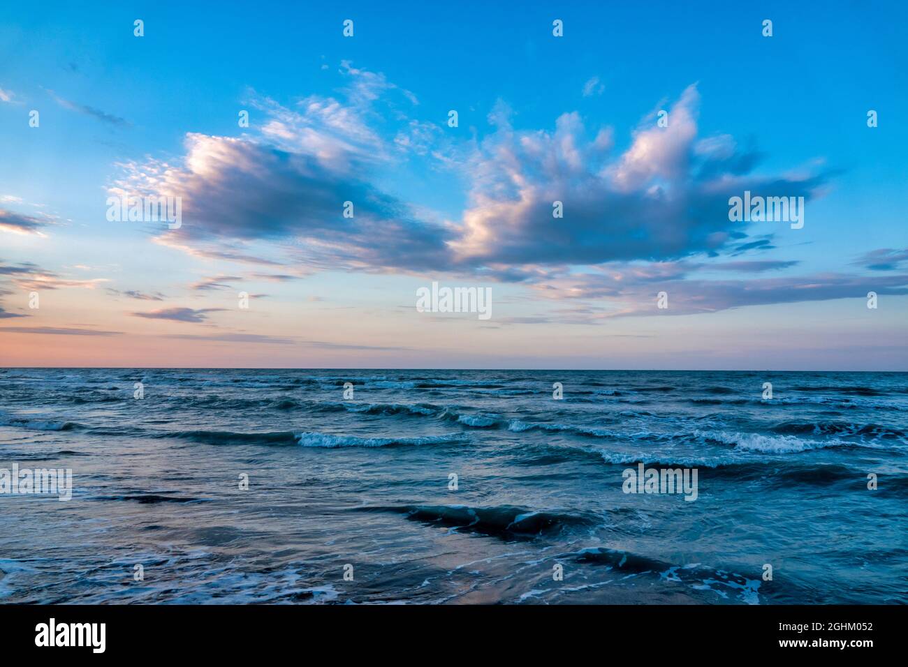 Coucher de soleil sur la mer Adriatique, Silvi Marina, Italie Banque D'Images