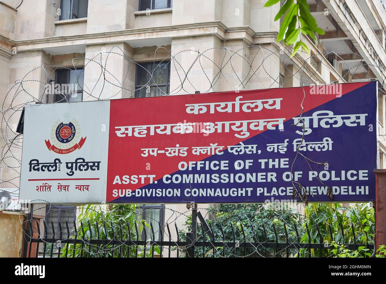 Vue du panneau extérieur du Bureau du commissaire adjoint de police à Connaught place. Banque D'Images