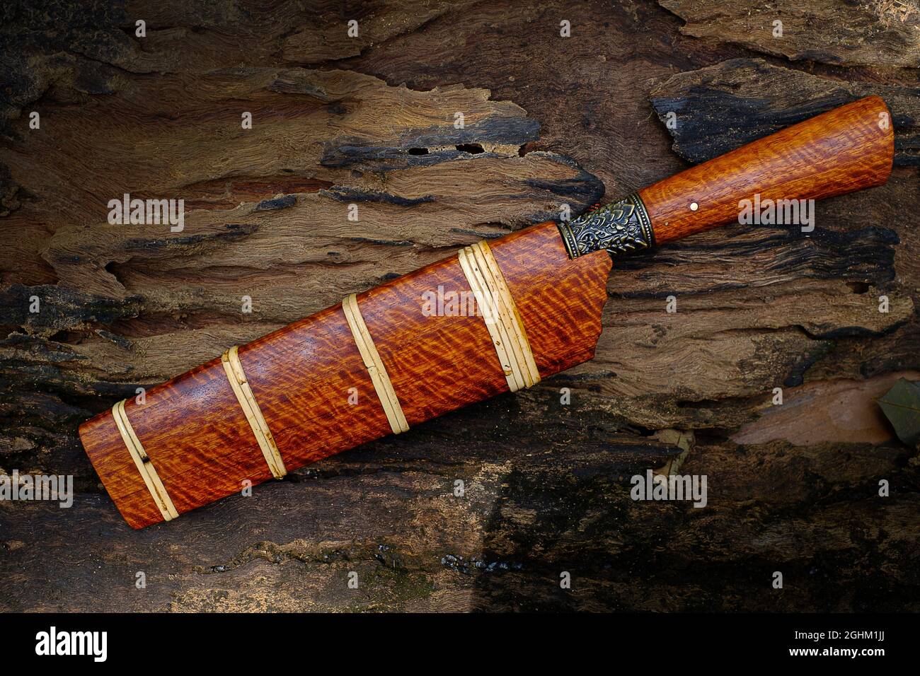 Couteau sur mesure ou Enep dans le fourreau de bois naturel sur fond de table ancienne fait à la main de la Thaïlande Banque D'Images