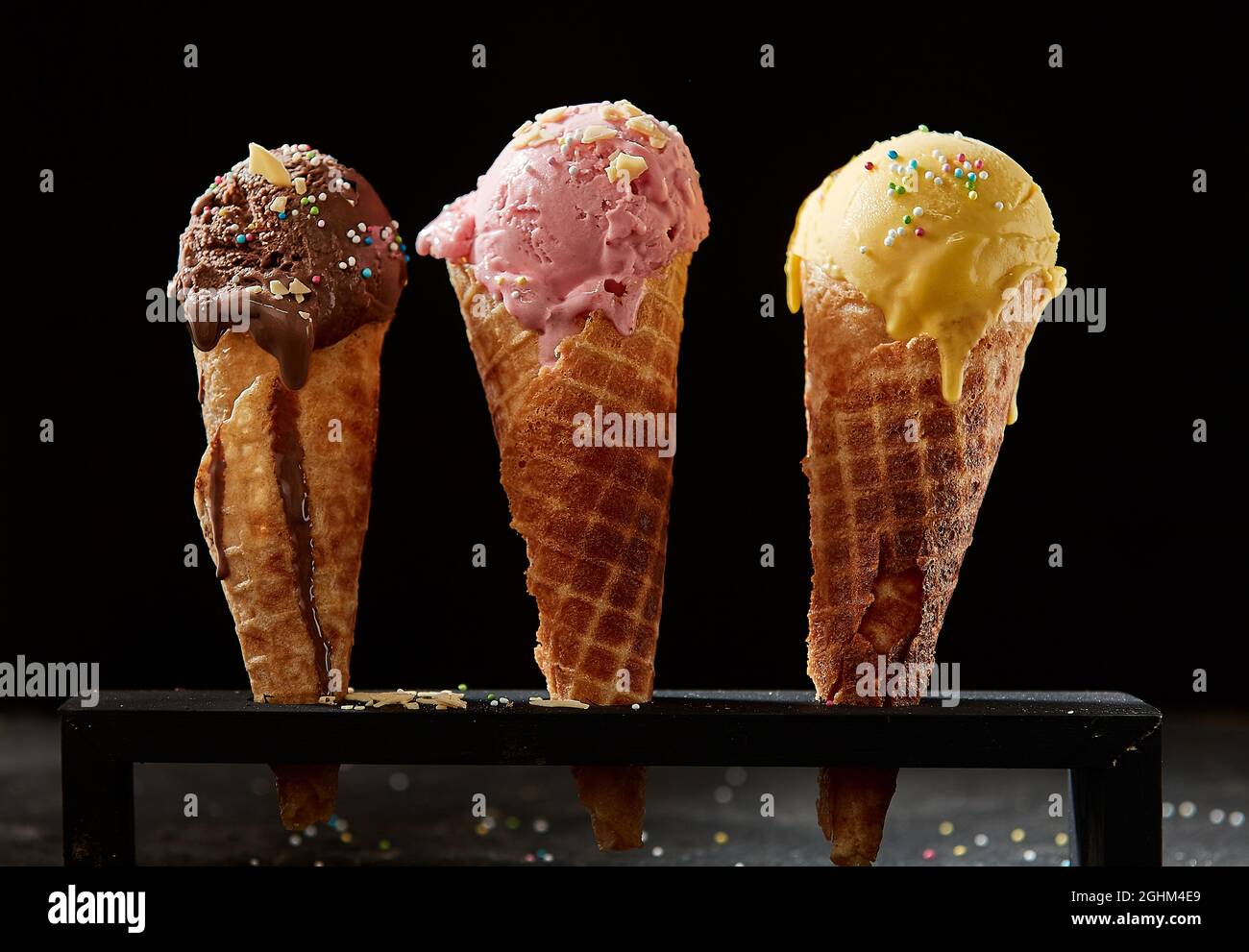 Trois différentes crèmes glacées crémeuses ou glaces saupoudrées de perles de bonbon colorées ou saupoudrées de cônes de sucre caillé au chocolat, Banque D'Images