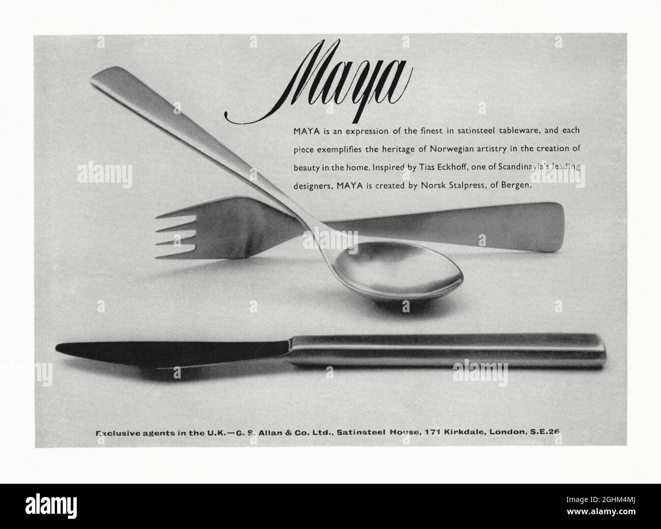 Une publicité des années 1960 pour des tachewear/coutellerie de style norvégien « Maya » faite par Norsk Stalpress de Bergen, Norvège. La publicité est apparue dans un magazine publié au Royaume-Uni en octobre 1962. La photo montre les ustensiles en acier inoxydable, basés sur un dessin de Tias Eckhoff. Eckhoff (b. 1926) conçu des couverts modernes du milieu du siècle, dont «Maya» pour Norstaal, commandé par Finn Henriksen, fondateur de Norstaal. Il a également conçu des meubles de porte architecturaux et deux chaises en plastique moulé – graphiques vintage des années 1960. Banque D'Images