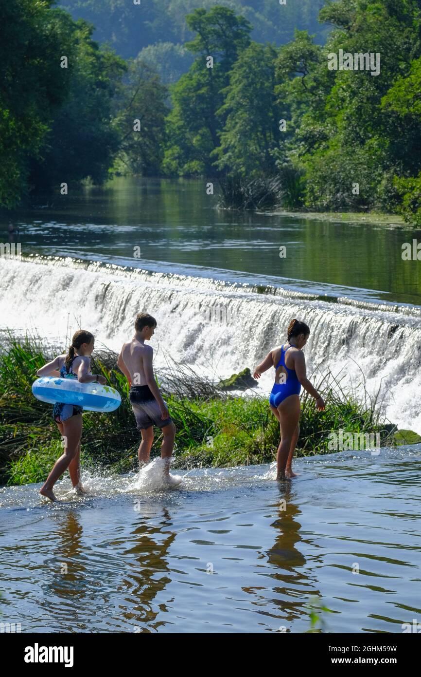 Warleigh Weir, Bath, Royaume-Uni. 7 septembre 2021. La vague de chaleur de septembre et le ciel clair amènent les gens à Warleigh Weir pour se rafraîchir. Les gens sont arrivés tôt pour prendre l'un des endroits limités dans ce très populaire endroit sauvage de baignade et de pagayage. Crédit : JMF News/Alay Live News Banque D'Images