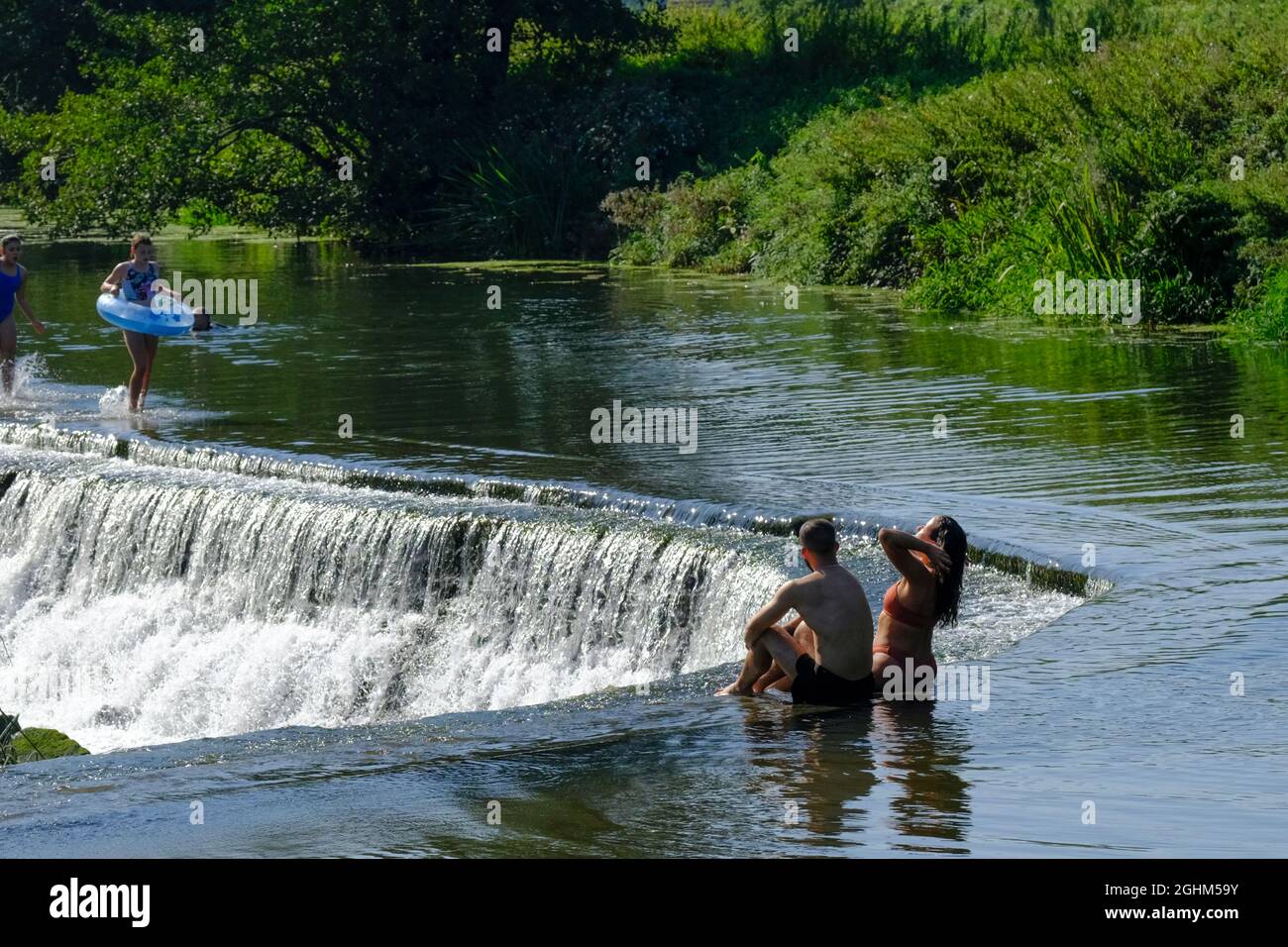 Warleigh Weir, Bath, Royaume-Uni. 7 septembre 2021. La vague de chaleur de septembre et le ciel clair amènent les gens à Warleigh Weir pour se rafraîchir. Les gens sont arrivés tôt pour prendre l'un des endroits limités dans ce très populaire endroit sauvage de baignade et de pagayage. Crédit : JMF News/Alay Live News Banque D'Images