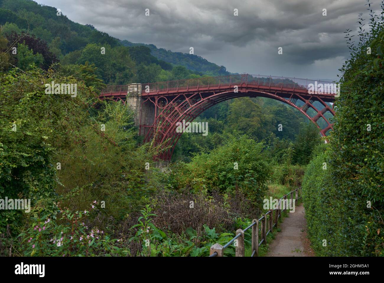 Shropshire West Midlands UK Worlds First Ironbridge Spanning River Severn a ouvert ses portes en 1781. Lieu de naissance de la révolution industrielle. Rives de la rivière Severn Banque D'Images