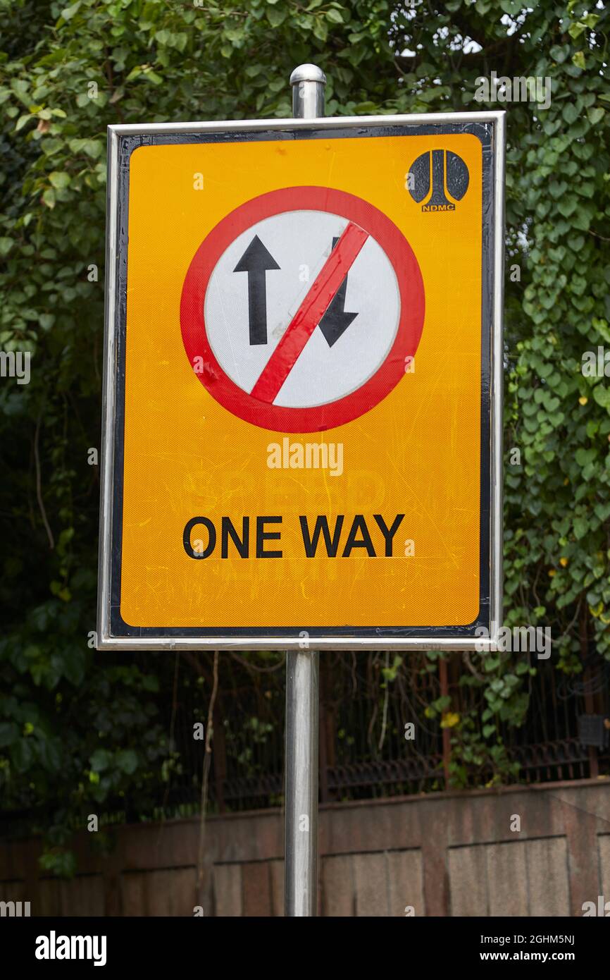 Vue d'un panneau de signalisation indiquant une direction de circulation à sens unique. Banque D'Images