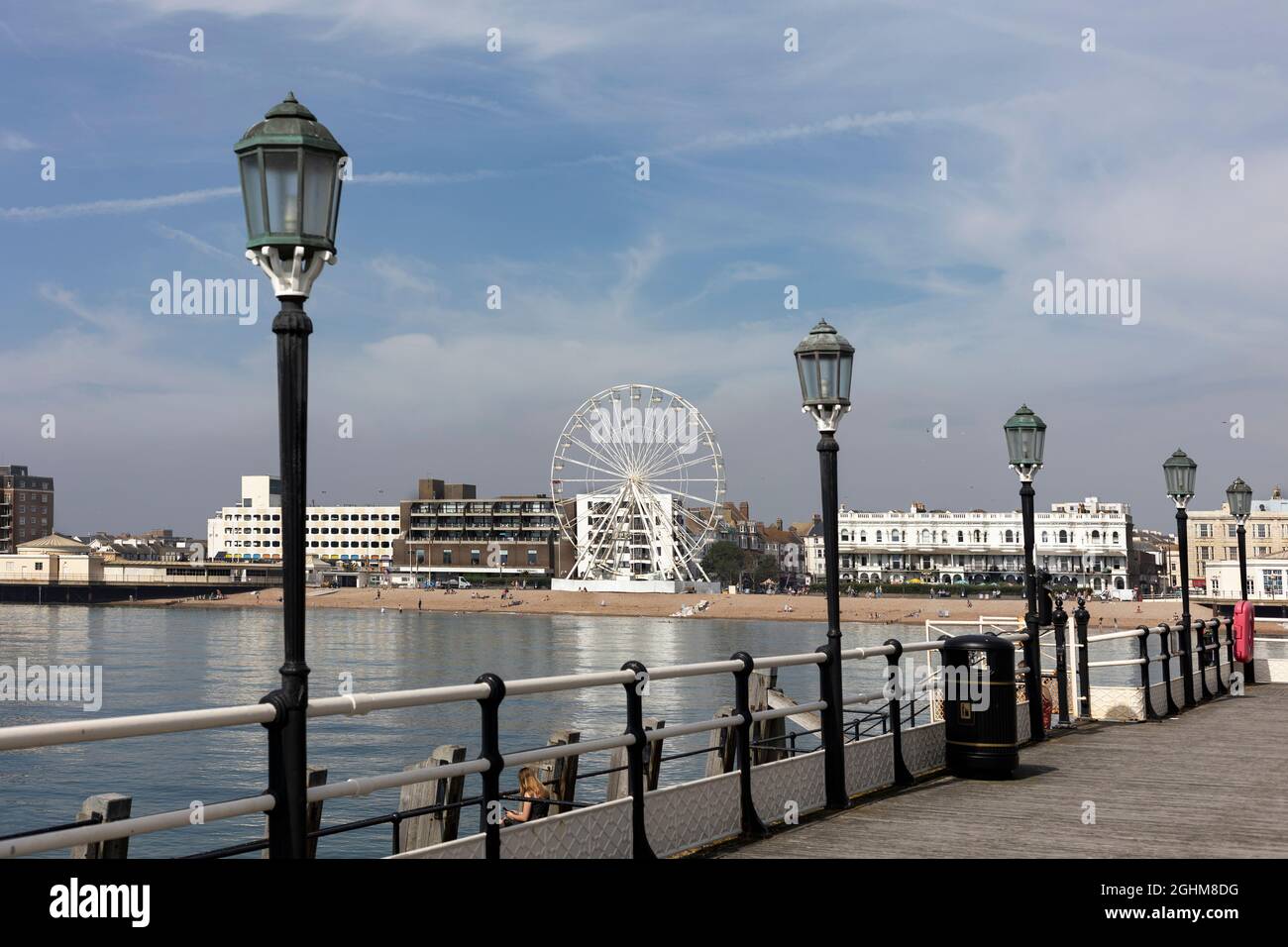 Vue sur le front de mer de Worthing depuis la jetée, avec la roue d'observation, septembre 2021 Banque D'Images